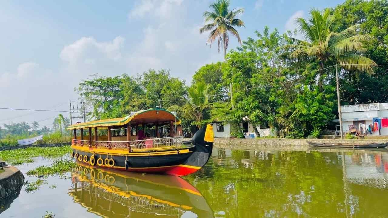 Shikara boat gliding through the backwater canals of Alleppey Kerala — Alleppey Shikara Club